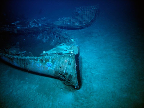 啪影视 他的啪影视旧皮鞋鞋跟上