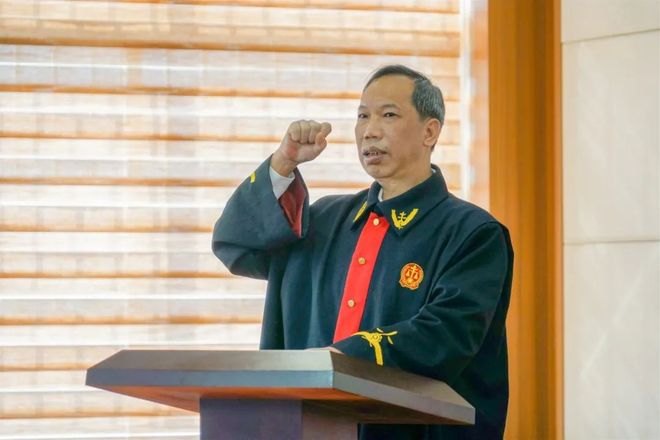 黑料正能量最新官网 “爆”与“深”的黑料权衡中海报